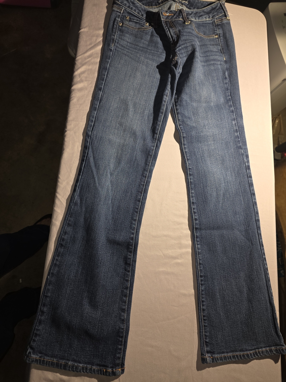 American Eagle Women's Boyfriend Jeans - Dark Blue Wash 31.5" Inseam Low-Rise - Picture 3 of 8